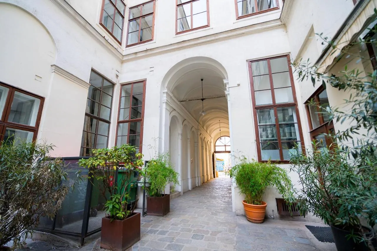 Vienna Residence, Volkstheater - Parliament 0*,